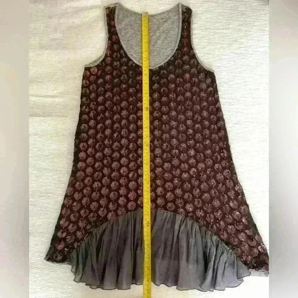 Unique elongated sequence top from a European luxury brand - Picture 5 of 13